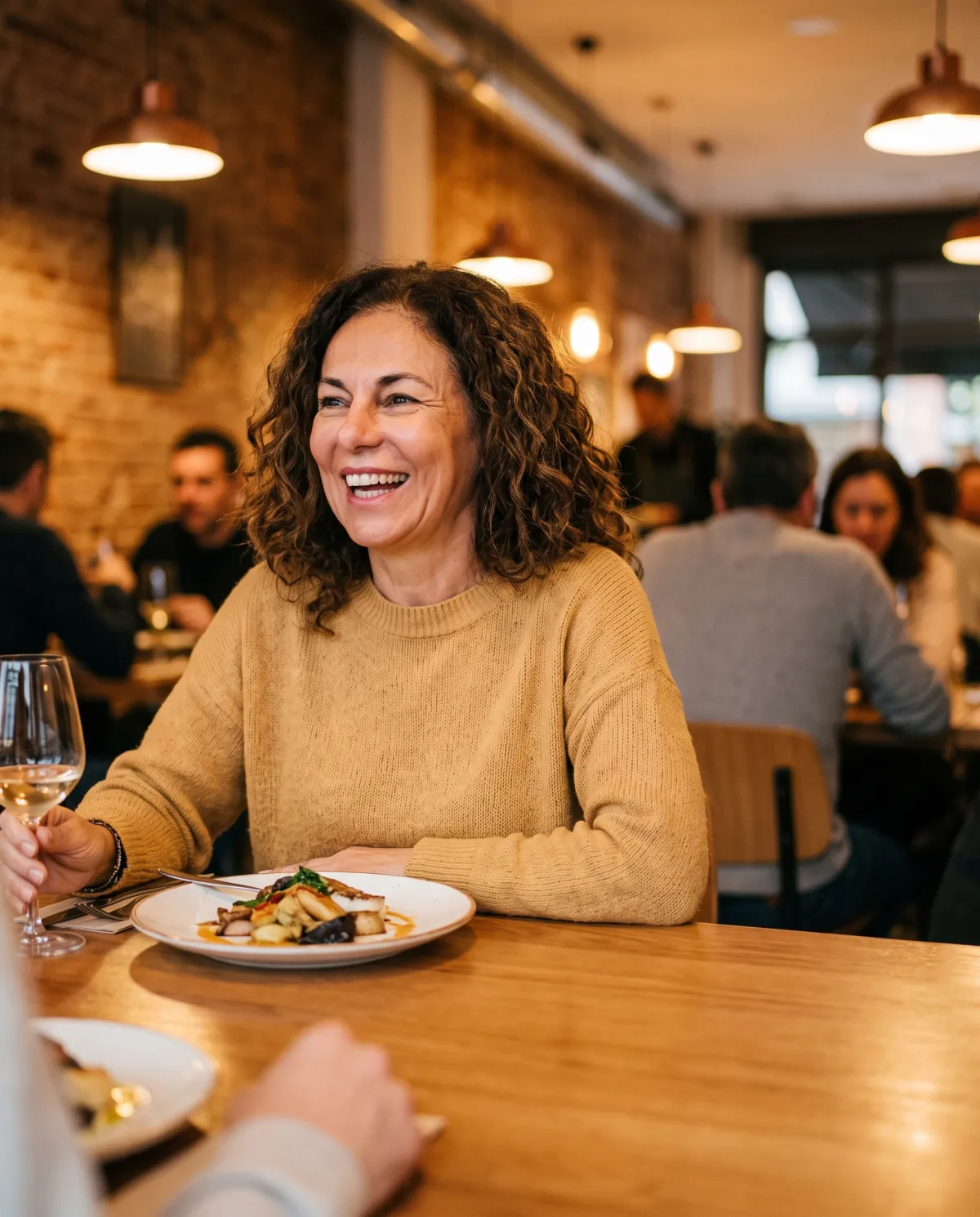 Cliente valorando positivamente la experiencia de un restaurante